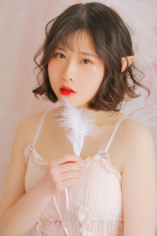 办公室桌 下的女秘书